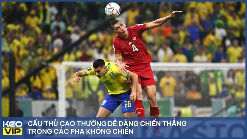 Cầu thủ cao thường dễ dàng chiến thắng trong các pha không chiến