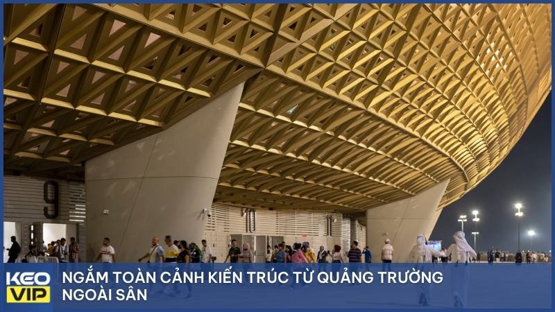 Ngắm toàn cảnh kiến trúc từ quảng trường ngoài sân