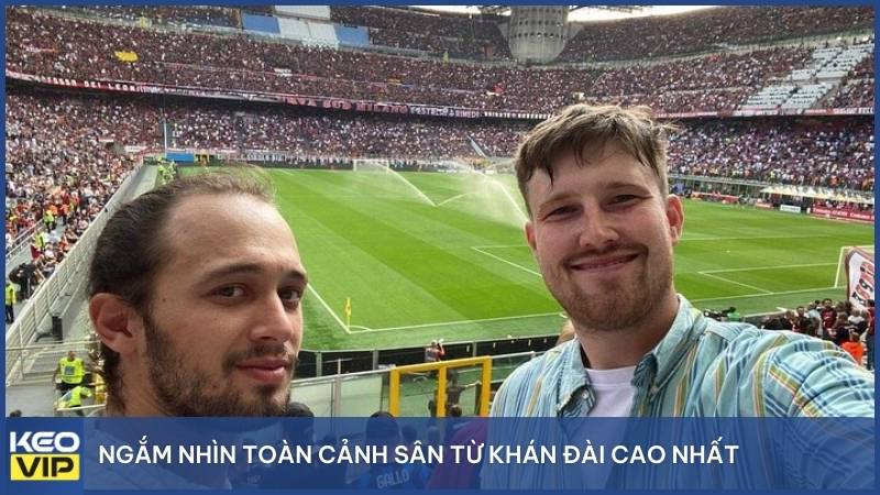 Ngắm nhìn toàn cảnh sân từ khán đài cao nhất