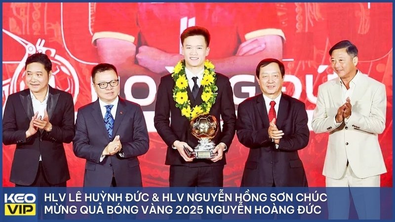 Đồng chí Huỳnh Thành Đạt, đồng chí Lê Quốc Minh, HLV Lê Huỳnh Đức và HLV Nguyễn Hồng Sơn chúc mừng Quả bóng vàng 2025 Nguyễn Hoàng Đức
