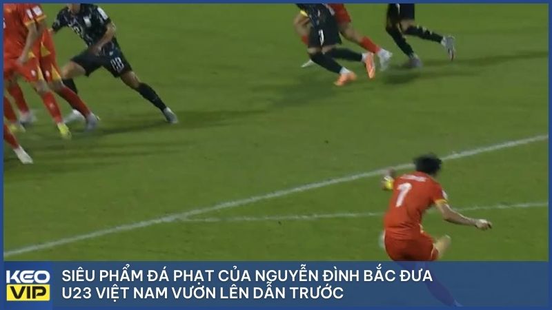 Siêu phẩm đá phạt của Nguyễn Đình Bắc đưa U23 Việt Nam vươn lên dẫn trước