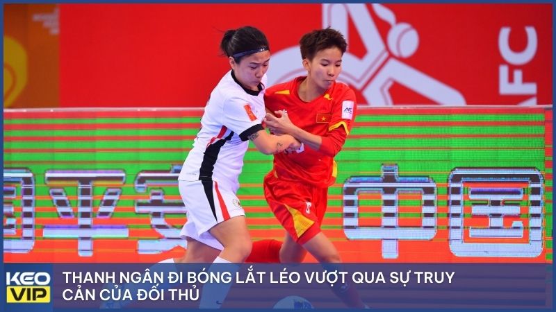Thanh Ngân đi bóng lắt léo vượt qua sự truy cản của đối thủ