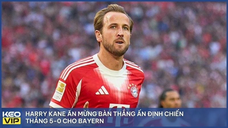 Harry Kane ăn mừng bàn thắng ấn định chiến thắng 5-0 cho Bayern