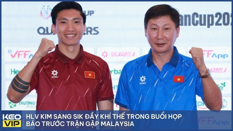 HLV Kim Sang Sik đầy khí thế trong buổi họp báo trước trận gặp Malaysia