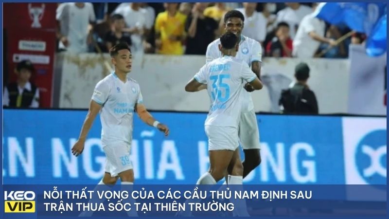 Nỗi thất vọng của các cầu thủ Nam Định sau trận thua sốc tại Thiên Trường