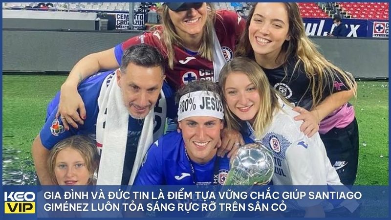 Gia đình và đức tin là điểm tựa vững chắc giúp Santiago Giménez luôn tỏa sáng rực rỡ trên sân cỏ