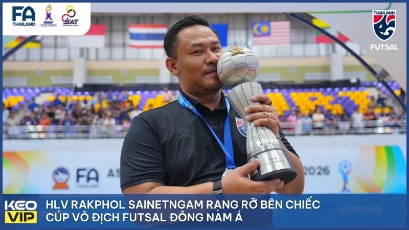 HLV Rakphol Sainetngam rạng rỡ bên chiếc cúp vô địch Futsal Đông Nam Á
