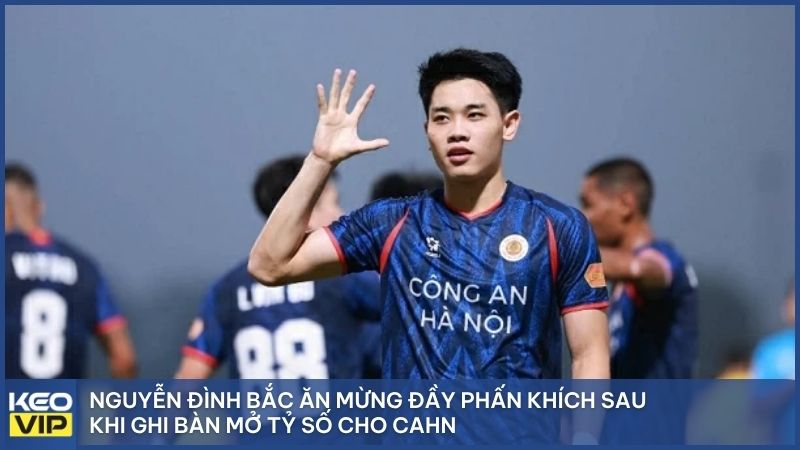 Nguyễn Đình Bắc ăn mừng đầy phấn khích sau khi ghi bàn mở tỷ số cho CAHN